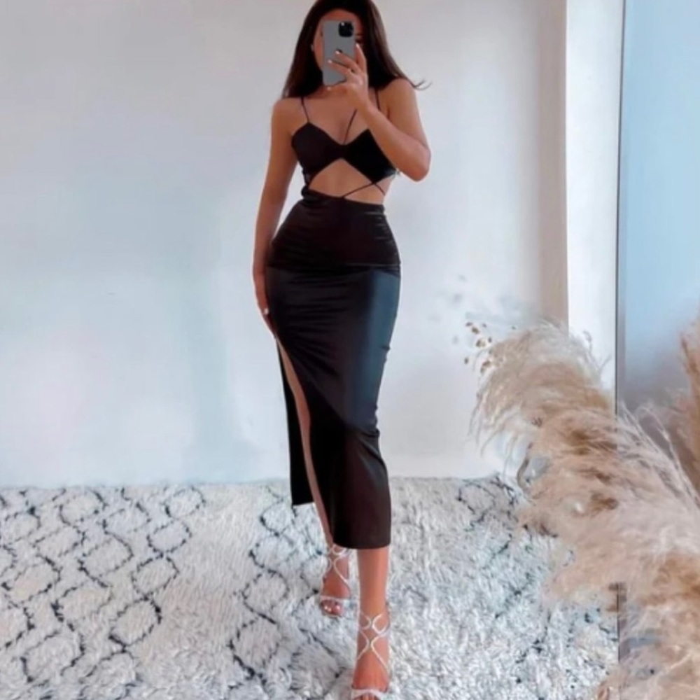BLOGGERS FAV Zara satin effect cutout dress